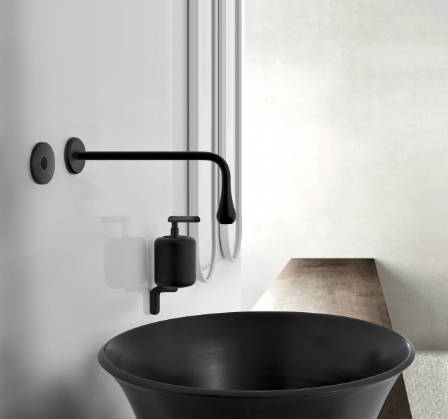 Schwarzes Waschbecken mit Wandarmatur in minimalistischer Umgebung