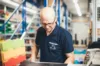 Mitarbeiter in Werkstatt mit Eckhardt-Shirt bei Sortierarbeit