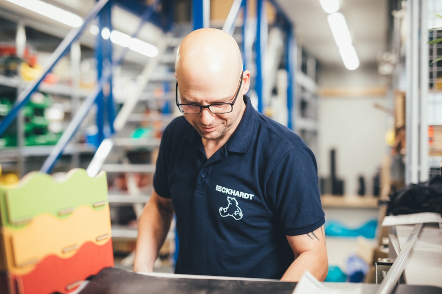 Mitarbeiter in Werkstatt mit Eckhardt-Shirt bei Sortierarbeit