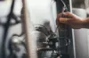 Hand mit Schraubenschlüssel bei Reparatur einer Heizungsanlage