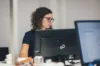 Mitarbeiterin arbeitet konzentriert am Computer