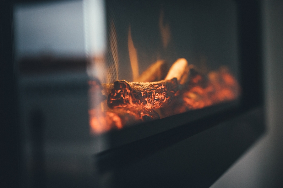 Nahaufnahme eines flackernden Elektrokamins