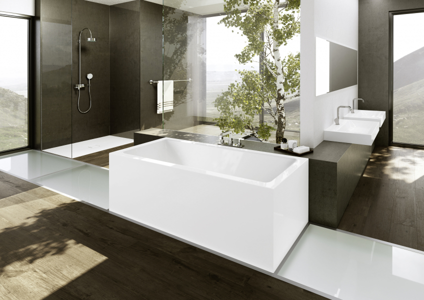 Großes Tageslichtbad mit freistehender Wanne und Glaswand zur Natur