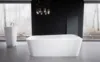 Freistehende Badewanne vor dunkler Wand mit Waldblick