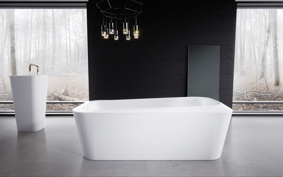 Freistehende Badewanne vor dunkler Wand mit Waldblick