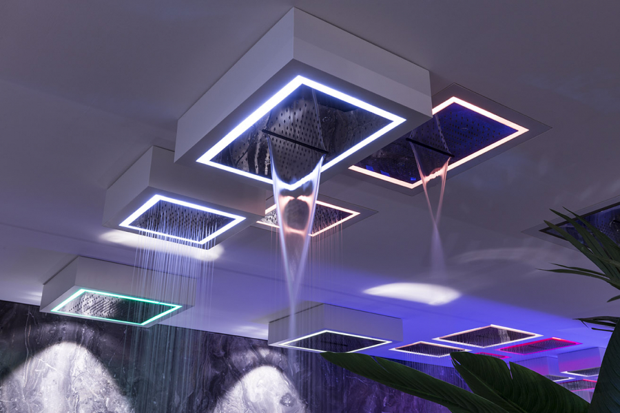 LED-beleuchtete Deckenduschen mit Wasserstrahlen und Farbspiel