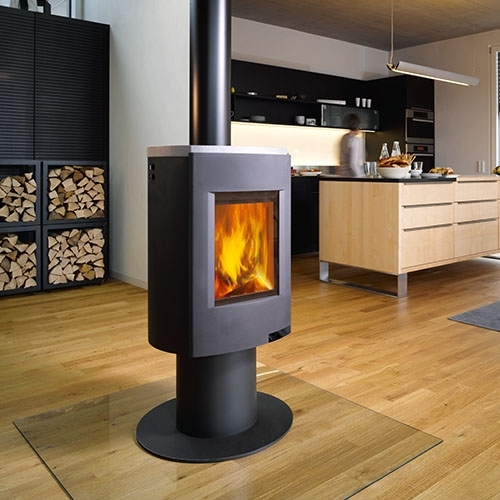 Zentral stehender Kaminofen in offener, moderner Küche