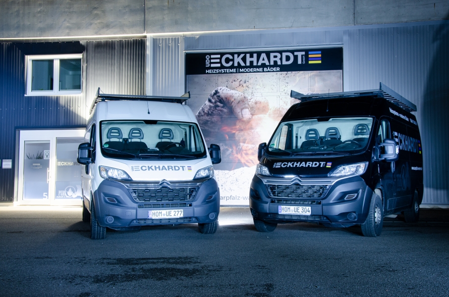 Zwei Einsatzfahrzeuge der Firma Udo Eckhardt vor dem Firmengebäude