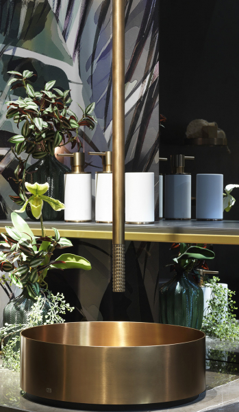 Goldenes Aufsatzbecken mit Deckenarmatur, Pflanzen und Spendern