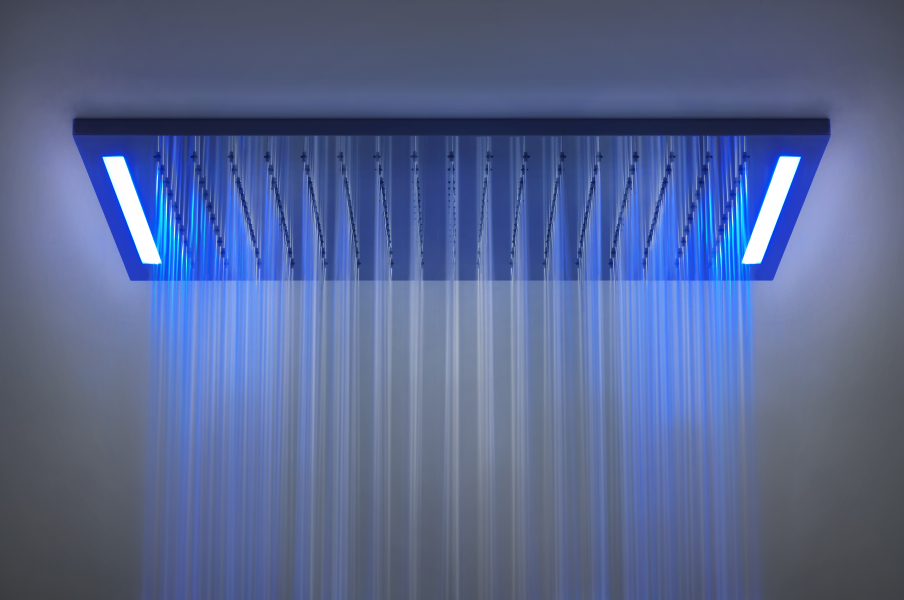 LED-Duschkopf mit kräftigem Wasserstrahl in blauer Beleuchtung