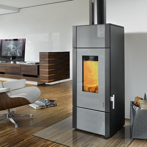 Grauer Kaminofen in modernem Wohnzimmer mit Parkettboden