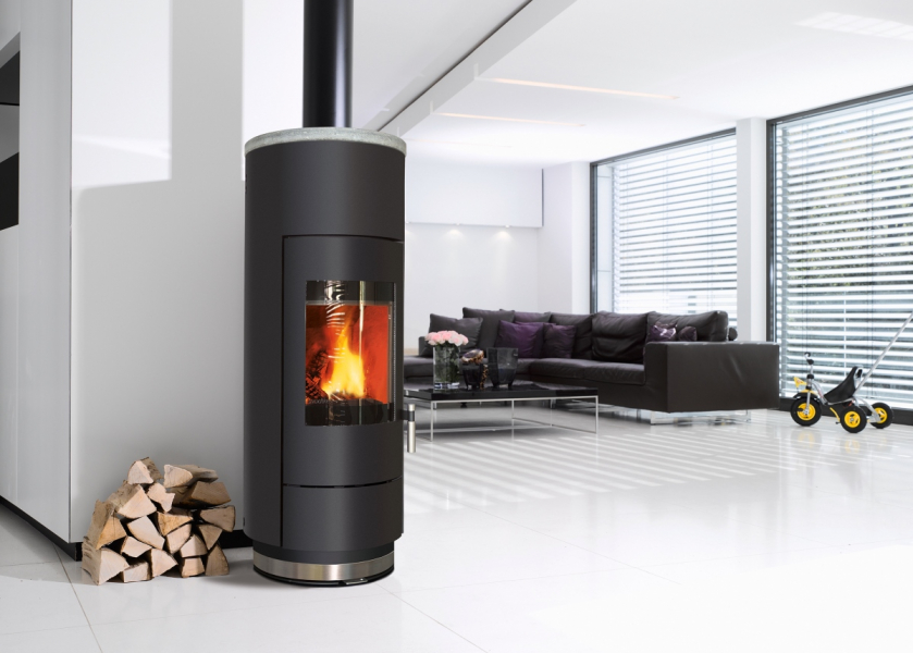 Runder Kaminofen mit Holzfeuer, im modernen Wohnzimmer