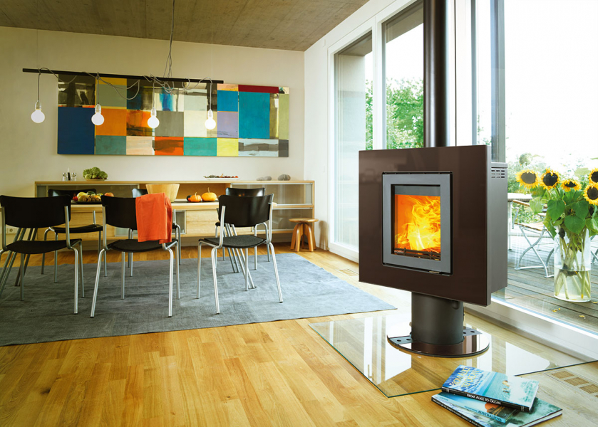 Design-Kamin mit Flamme in Esszimmer mit farbigem Wandbild