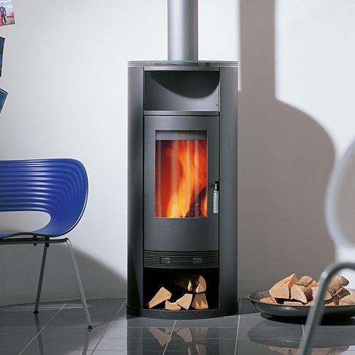 Moderner Kaminofen mit Holzfach auf glänzendem Fliesenboden