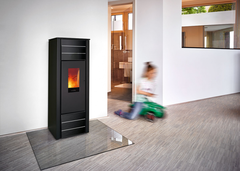 Pelletofen mit Kind im modernen Flur