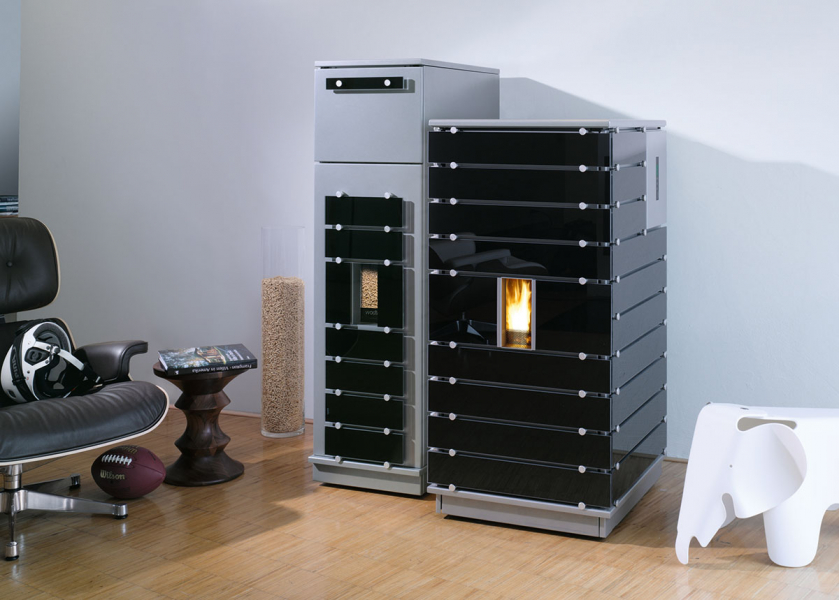 Design-Pelletheizung mit schwarzer Glasfront im Wohnraum