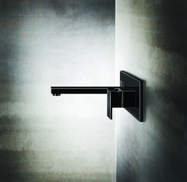 Wandarmatur in Schwarz vor beleuchteter Beton-Optik