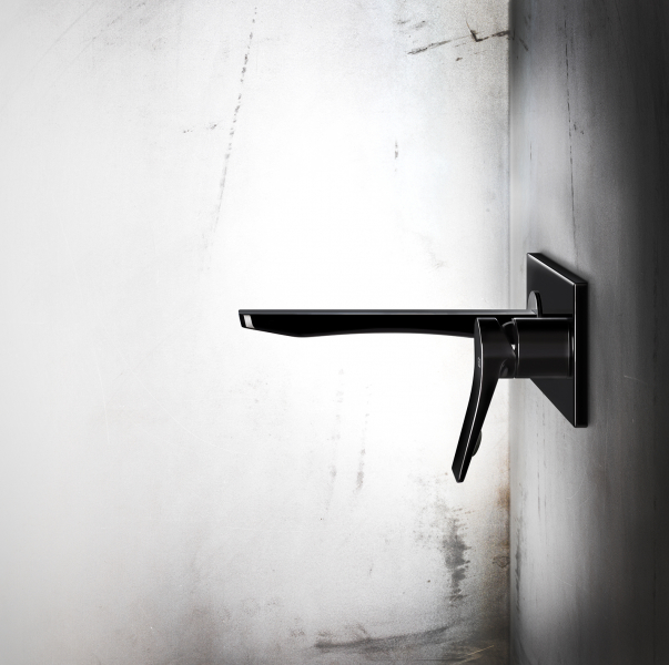 Schwarzer Wasserhahn vor Betonwand im modernen Design