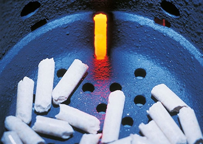 Glühzünder mit weißen Pellets in einer Brennkammer