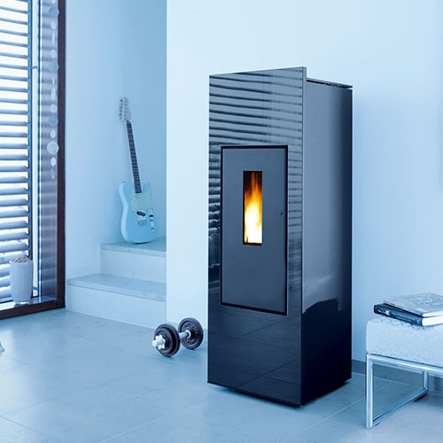 Pelletofen mit schmalem Fenster, E-Gitarre im Hintergrund