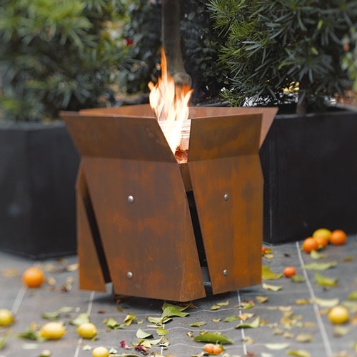 Feuerstelle aus Cortenstahl zwischen herabgefallenen Früchten