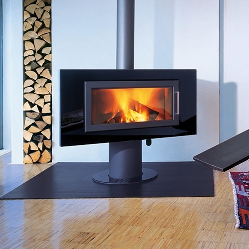 Moderner, schwarzer Kamin mit Sichtfenster und brennendem Feuerholz