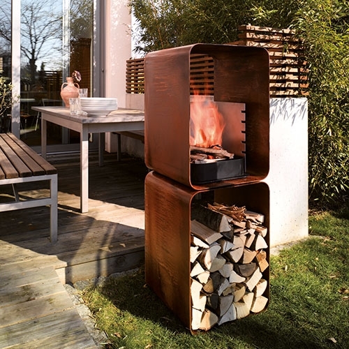 Gartenofen mit Holzlager aus rostigem Stahl