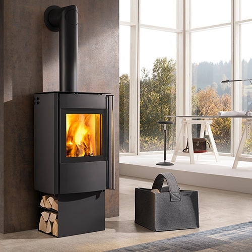 Wandmontierter Kaminofen mit Holzlager vor Panoramafenster