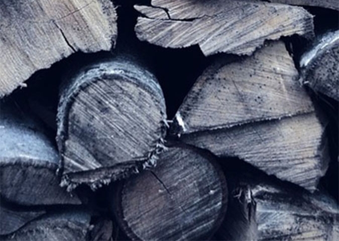 Nahaufnahme gestapeltes, trockenes Brennholz