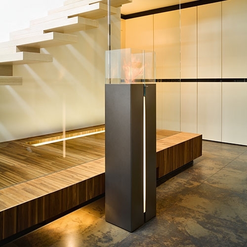 Hoher, moderner Innenkamin mit Glasaufsatz im Wohnraum