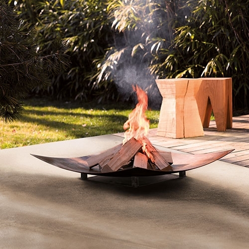 Flache Feuerschale mit Holz auf moderner Terrasse