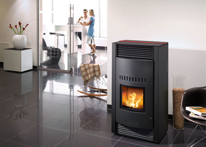 Pelletofen im Büro mit Schaukelstuhl, moderne schwarze Fliesen