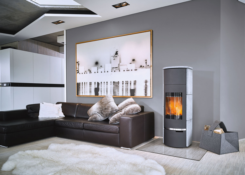 Runder Ofen neben Sofa im Wohnzimmer