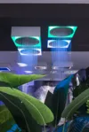 Farbige LED-Regenduschen in tropischem Showroom mit Pflanzen