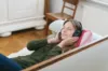 Frau entspannt auf Sofa mit Kopfhörern