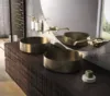 Doppelwaschtisch mit goldenen Schalenbecken und Wandarmaturen