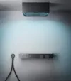 Edle Regendusche mit Steuerungselement an strukturierter Wand