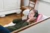 Frau entspannt auf Sofa mit Kopfhörern