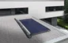 Solarkollektoren auf einem Flachdach eines modernen Gebäudes