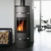 Schwarzer Kaminofen mit Holzlagerung und liegender Katze