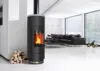Runder Kaminofen mit Holzfeuer, im modernen Wohnzimmer