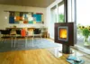 Design-Kamin mit Flamme in Esszimmer mit farbigem Wandbild