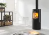 Schwarzer Kaminofen mit Feuer in heller, moderner Wohnumgebung