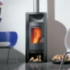 Moderner Kaminofen mit Holzfach auf glänzendem Fliesenboden