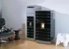 Design-Pelletheizung mit schwarzer Glasfront im Wohnraum