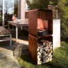 Gartenofen mit Holzlager aus rostigem Stahl