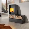 Kaminofen mit Holzablage vor großem Fenster mit Herbstblick